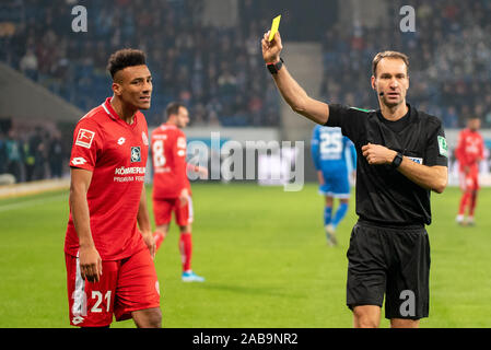 Berlin, Allemagne - le 24 novembre : Schiedsrichter Bastian Dankert montre Karim Onisiwo (1.FSV Mayence 05) la carte d'vellow au football, Bundesliga 2019/2020 - TSG 1899 Hoffenheim v 1. FSV Maiz 05 PreZero à l'Arena le 24 novembre 2019 à Berlin, Allemagne. Banque D'Images