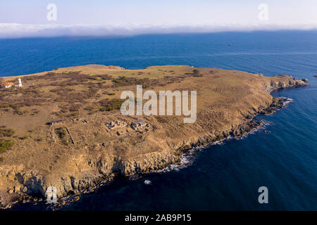 Saint Ivan Island près de Sozopol en Bulgarie drone aérien tourné. Site archéologique du monastère et de la basilique Banque D'Images