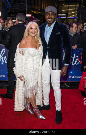Londres, Royaume-Uni, le 25 novembre 2019:Vanessa Feltz et Ben Ofoedu assister à la presse musicale de Noël blanc nuit au Dominion Theatre. Banque D'Images
