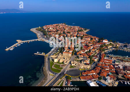 Vue panoramique sur la vieille ville de Nessebar à partir d'une grande hauteur. Drone aérien shot Banque D'Images