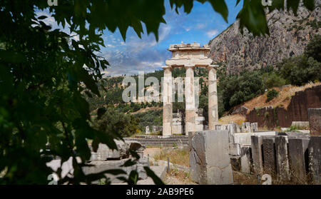 La Tholos Delphi circulaire temple avec des colonnes doriques, 380 BC, sanctuaire d'Athéna Pronaia, Site archéologique de Delphes, Grèce Banque D'Images