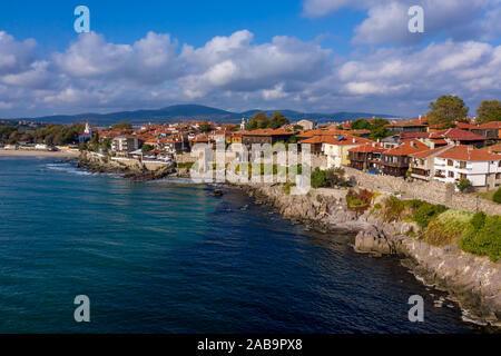 Vue panoramique sur la vieille ville de Sozopol, à partir d'une grande hauteur. Drone aérien shot Banque D'Images