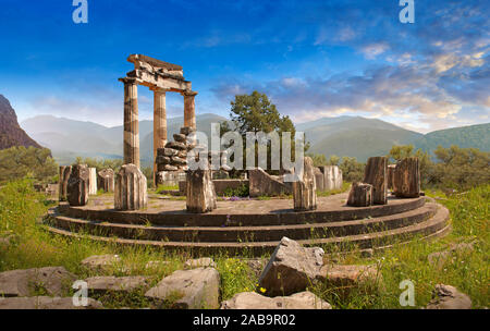 La Tholos Delphi circulaire temple avec des colonnes doriques, 380 BC, sanctuaire d'Athéna Pronaia, Site archéologique de Delphes, Grèce Banque D'Images