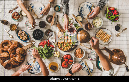 Télévision-laïcs ayant famille petit-déjeuner turc traditionnel sur chekered cirée Banque D'Images