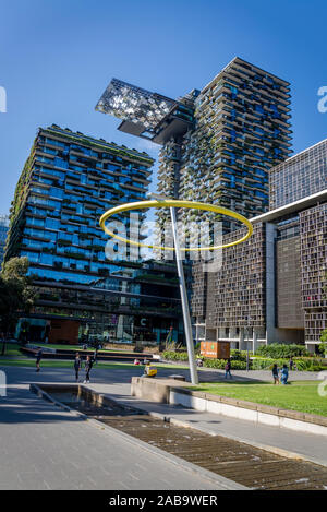 Halo, une sculpture cinétique éolienne dans Central Park et Central Park, un important bâtiment polyvalent de projet de renouvellement urbain situé sur Broadway dans le s Banque D'Images