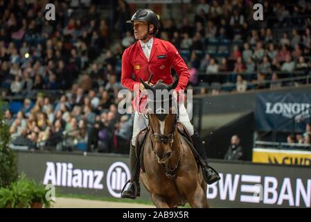 STUTTGART, ALLEMAGNE - le 17 novembre : Pius Schwizer (SUI) équitation Cortney Cox à la Stuttgart maître allemand 2019 - Coupe du monde de saut FEI Longines 2019/2020, Int. Concours de sauts avec jump-off - Grand Prix de Stuttgart presend par Mercedes-Benz, Walter solar et BW-Bank à l'Hans-Martin-Schleyer-Halle le 17 novembre 2019 à Stuttgart, Allemagne. Banque D'Images