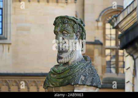 L'un des empereur sculpté philosophe ou chefs autour du périmètre de l'Sheldonian Theatre d'Oxford en Angleterre chacun a un autre beard Banque D'Images