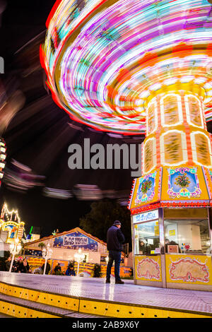 Hambourg, Allemagne - 09 novembre, 2019. Merry-go-round en se déplaçant avec beaucoup de lumières dans la nuit Banque D'Images