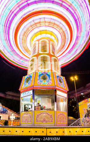 Hambourg, Allemagne - 09 novembre, 2019. Merry-go-round en se déplaçant avec beaucoup de lumières dans la nuit Banque D'Images