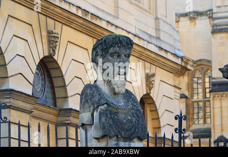 L'un des empereur sculpté philosophe ou chefs autour du périmètre de l'Sheldonian Theatre d'Oxford en Angleterre chacun a un autre beard Banque D'Images