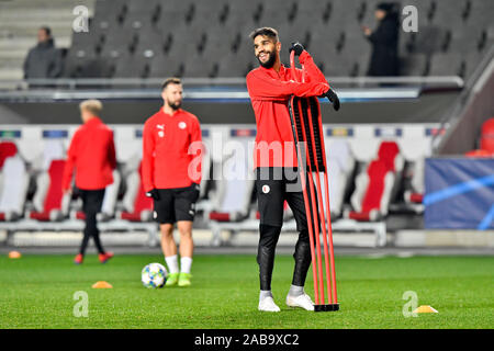 Sinobo Arena, à Prague. 26 Nov, 2019. JUSUF HILAL (droite) de Slavia en action au cours de la session de formation avant le match de la Ligue des Champions de football : Slavia Praha vs Inter Milan dans Sinobo Arena, Prague, République tchèque, le 26 novembre 2019. Photo : CTK Vit Simanek/Photo/Alamy Live News Banque D'Images