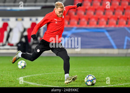 Sinobo Arena, à Prague. 26 Nov, 2019. MICK VAN BUREN de Slavia en action au cours de la session de formation avant le match de la Ligue des Champions de football : Slavia Praha vs Inter Milan dans Sinobo Arena, Prague, République tchèque, le 26 novembre 2019. Photo : CTK Vit Simanek/Photo/Alamy Live News Banque D'Images