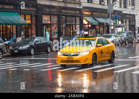 Yellow taxi cab sous la pluie, Amsterdam Avenue, New York, États-Unis d'Amérique. Banque D'Images