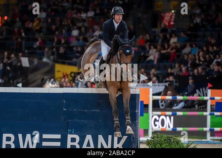 STUTTGART, ALLEMAGNE - le 17 novembre : Douglas Lindelöw (SWE) équitation Cheldon à Stuttgart le maître allemand 2019 - Coupe du monde de saut FEI Longines 2019/2020, Int. Concours de sauts avec jump-off - Grand Prix de Stuttgart presend par Mercedes-Benz, Walter solar et BW-Bank à l'Hans-Martin-Schleyer-Halle le 17 novembre 2019 à Stuttgart, Allemagne. Banque D'Images