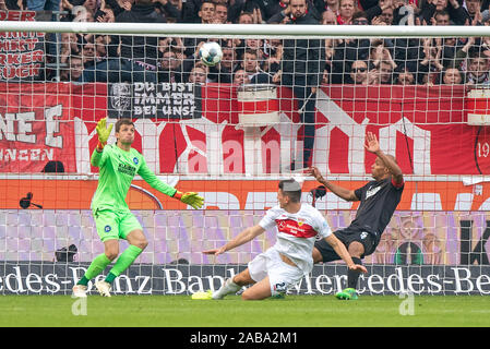 STUTTGART, ALLEMAGNE - le 24 novembre : gardien Benjamin Uphoff (Karlsruher SC), Mario Gomez (VfB Stuttgart) et David Pisot (Karlsruher SC) au Football, 2. Bundesliga 2019/2020 - Le VfB Stuttgart v Karlsruher SC à la Mercedes-Benz Arena le 24 novembre 2019 à Stuttgart, Allemagne. Banque D'Images