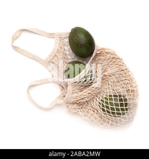 Avocat frais sains en net zero waste bag isolated on white Banque D'Images