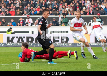 STUTTGART, ALLEMAGNE - le 24 novembre : gardien Gregor Kobel (VfB Stuttgart), Marvin Pourie (Karlsruher SC) et Holger Badstuber (VfB Stuttgart) au Football, 2. Bundesliga 2019/2020 - Le VfB Stuttgart v Karlsruher SC à la Mercedes-Benz Arena le 24 novembre 2019 à Stuttgart, Allemagne. Banque D'Images