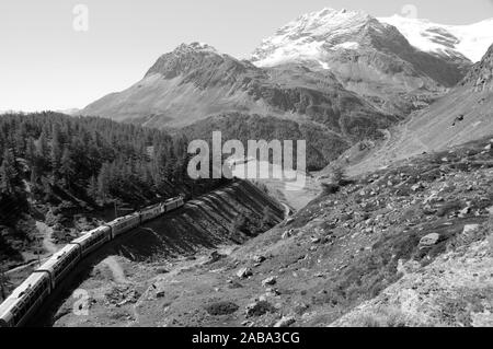 Le train Bernina durs sur les Alpes Suisses dans l'Bernina-Hospitz d'Oberengadin Pontresina via à l'Alp Grüm et se termine à Tirano (Italie). Banque D'Images