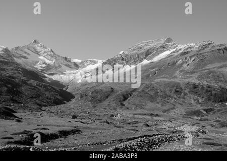 Le train Bernina durs sur les Alpes Suisses dans l'Bernina-Hospitz d'Oberengadin Pontresina via à l'Alp Grüm et se termine à Tirano (Italie). Banque D'Images