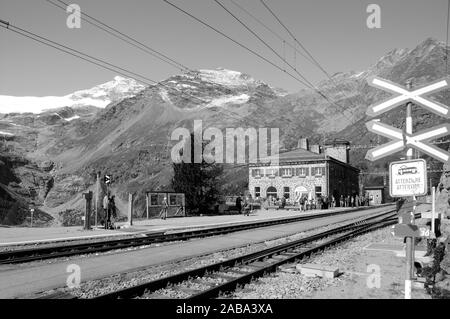 Alpes Suisses : le Mountain-Restaurant sur Alp Grüm dans la haute Engadine dans le canton des Grisons à la limite de l'Italie Banque D'Images