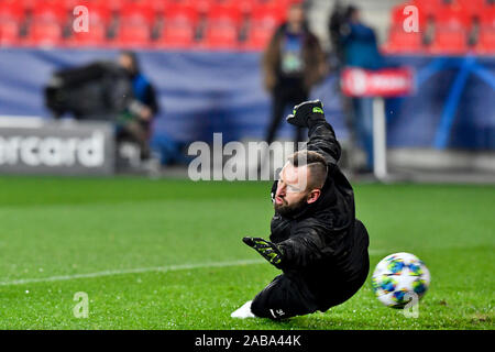 Sinobo Arena, à Prague. 26 Nov, 2019. Gardien de Premysl Otakar KOVAR en action au cours de la session de formation avant le match de la Ligue des Champions de football : Slavia Praha vs Inter Milan dans Sinobo Arena, Prague, République tchèque, le 26 novembre 2019. Photo : CTK Vit Simanek/Photo/Alamy Live News Banque D'Images