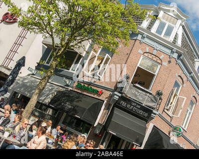 Personnes ayant une pause et boire un verre sur une terrasse de café bar restaurant sur Groest à Hilversum, Pays-Bas Banque D'Images