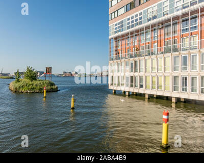 Logement social moderne immeuble Silodam aux côtés d'IJ à Amsterdam, Pays-Bas Banque D'Images