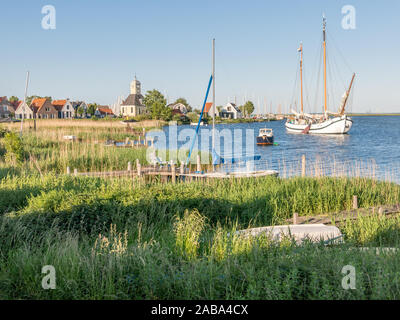 Dyke avec maisons, de l'église, port de plaisance et des bateaux sur le lac IJ dans le village de Durgerdam à Amsterdam, Pays-Bas Banque D'Images