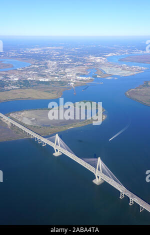 CHARLESTON, SC -21 nov 2019- jour de la vue du pont Arthur Ravenel Jr., un pont au-dessus de la rivière Cooper reliant le centre-ville de Charleston pour monter P Banque D'Images