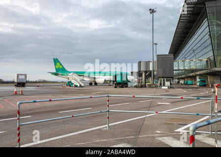 Aer Lingus avion sur le tarmac, tarmac de l'aéroport de Cork, Irlande Banque D'Images