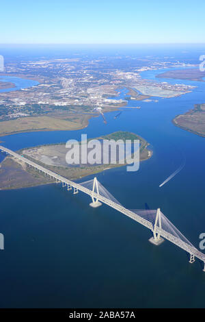 CHARLESTON, SC -21 nov 2019- jour de la vue du pont Arthur Ravenel Jr., un pont au-dessus de la rivière Cooper reliant le centre-ville de Charleston pour monter P Banque D'Images