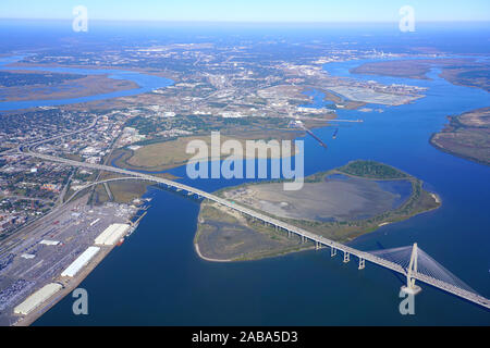 CHARLESTON, SC -21 nov 2019- jour de la vue du pont Arthur Ravenel Jr., un pont au-dessus de la rivière Cooper reliant le centre-ville de Charleston pour monter P Banque D'Images