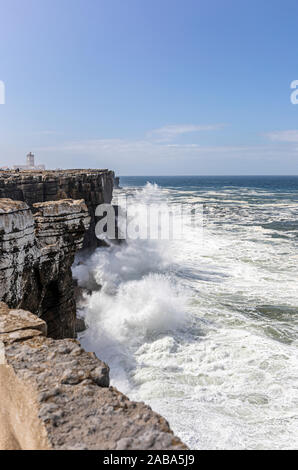 Briser la houle de l'Atlantique de frapper les falaises à Peniche, Portugal avec la pointe de Cabo Carvoeiro dans le backgtound Banque D'Images