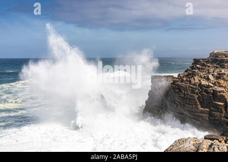 Briser la houle de l'Atlantique de frapper les falaises à Peniche, Portugal Banque D'Images