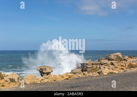 Briser la houle de l'Atlantique de frapper les falaises à Peniche, Portugal Banque D'Images