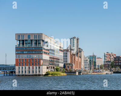 Logement social moderne immeuble Silodam aux côtés d'IJ à Amsterdam, Pays-Bas Banque D'Images