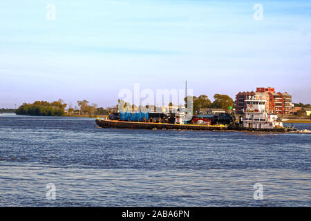 Scène de la rivière Mississippi ; bateaux ; commercial ; remorqueur Bateau poussant barge, de l'eau ; la Nouvelle Orléans ; LA ; USA ; automne ; horizontal Banque D'Images