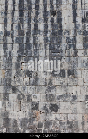 Image abstraite de l'énorme des murs verticaux de la Pelote ball à Chichen Itza au Mexique de la péninsule du Yucatan Banque D'Images