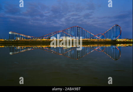 La grande montagne russe dans la nuit. Pleasure Beach Blackpool. Blackpool. Le Lancashire. UK Banque D'Images