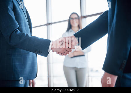Deux business man shaking hands lors d'une réunion au bureau d'accueil, partenaire et concept Banque D'Images
