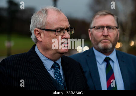 Leader UUP Steve Aiken (à gauche) avec partie collègue Doug Beattie parler aux médias à Carson statue sur le Stormont Estate avant une réunion avec le secrétaire d'état d'Irlande Julian Smith où ils feront appel à l'introduction de l'article direct Health Minster. Banque D'Images