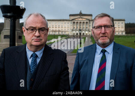 Leader UUP Steve Aiken (à gauche) avec partie collègue Doug Beattie parler aux médias à Carson statue sur le Stormont Estate avant une réunion avec le secrétaire d'état d'Irlande Julian Smith où ils feront appel à l'introduction de l'article direct Health Minster. Banque D'Images