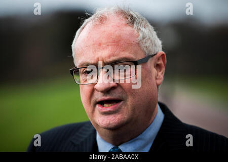 Leader UUP Steve Aiken parler aux médias à Carson statue sur le Stormont Estate avant une réunion avec le secrétaire d'état d'Irlande Julian Smith où ils feront appel à l'introduction de l'article direct Health Minster. Banque D'Images