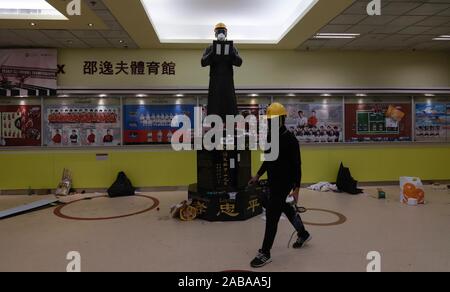 Novembre 15, 2019, Hong Kong, Chine : un étudiant manifestant vêtu de vêtements de marche passé statue en bronze de père fondateur de la République populaire de Chine,Dr.Sun Yat-sen avec casque jaune et masque à gaz. 3 jours après victoire écrasante par les candidats pro-démocratie dans le district de HONG KONG 2019 Élection du conseil contre pro-Chinois candidats communistes,petit groupe d'étudiants qui protestaient sous estimée 30 personnes sont toujours piégées à l'intérieur de la Hong Kong Polytechnic University en attente pour laisser sortir librement de la Faculté.( Photo ) Nov-27,2019 Hong Kong.ZUMA/Liau Chung-ren (crédit Image : © Liau Chung-ren/ Banque D'Images