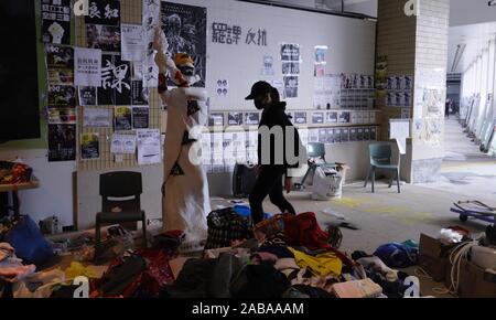 Novembre 14, 2019, Hong Kong, Chine : une élève manifestant à pied à travers l'offre "Support Center" à l'intérieur de l'Université polytechnique de Hong Kong. 3 jours après les camps Pro-Democracy a remporté victoire écrasante contre l'Pro-Chinese camps communiste dans le district de HONG KONG 2019 Élection du conseil, petit groupe d'étudiants sous estimé la résistance à 30 personnes restent coincés à l'intérieur du campus de l'Université Polytechnique de refus de partir, à moins que les élèves sont assurés d'être en mesure de quitter la faculté sans menace pour leur sécurité personnelle.( Photo ) Nov-27,2019 Hong Kong.ZUMA/Liau Chung-ren (crédit Image : © Banque D'Images