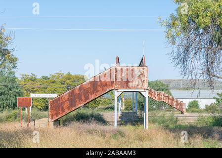 Une scène de rue, avec un rouillé, vieux pont de chemin de fer, les piétons en Brandfort dans la province État libre Banque D'Images