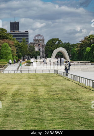 Les touristes se promener et prendre des photos dans le Hiroshima Peace Memorial Park. Le Japon A-Bomb Dome - les ruines de la forme Banque D'Images