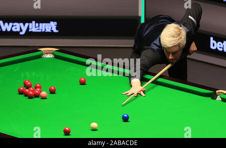 Neil Robertson en action contre Alex Borg au cours de la première journée du Championnat du Royaume-Uni Betway au York Barbican. Banque D'Images