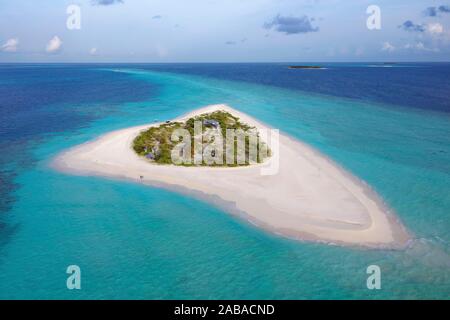 Vue aérienne, île inhabitée pour des excursions, Maldives island, île d'excursion avec une large plage de sable, aux Maldives Banque D'Images