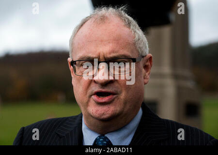 Leader UUP Steve Aiken parler aux médias à Carson statue sur le Stormont Estate avant une réunion avec le secrétaire d'état d'Irlande Julian Smith où ils feront appel à l'introduction de l'article direct Health Minster. PA Photo. Photo date : mardi 26 novembre 2019. Voir la politique de l'ULSTER histoire PA . Crédit photo doit se lire : Liam McBurney/PA Wire Banque D'Images